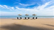 Kantary Beach Hotel Villas & Suites Khao Lak - Pláž s lehátky