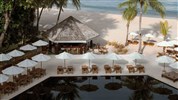The Surin Phuket - Bazén a bar u pláže