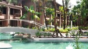 La Flora Khao Lak - Zahrada a budova hotelu s pokoji