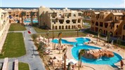 Stella Di Mare Gardens Resort & Spa - Bazén a budovy hotelu