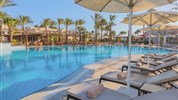 Iberotel Makadi Beach - Lehátka a slunečníky u bazénu